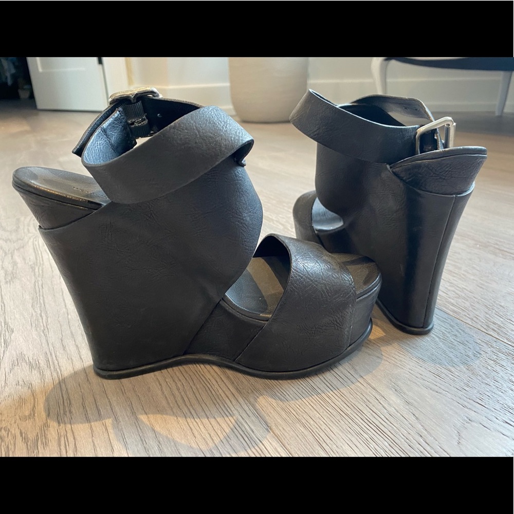Vera Wang Black leather wedge platform sandals size 38